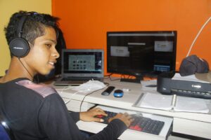 Child coding on Tynker